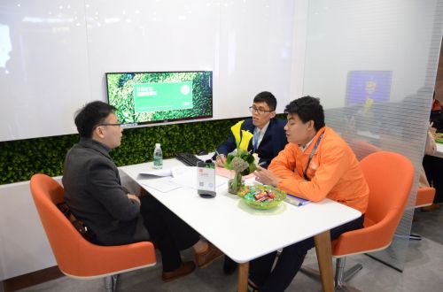 與客戶洽談中