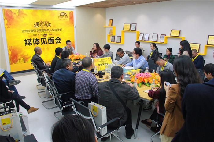 13、盧偉佳總裁在媒體見面會(huì)上回答記者提問(wèn).jpg