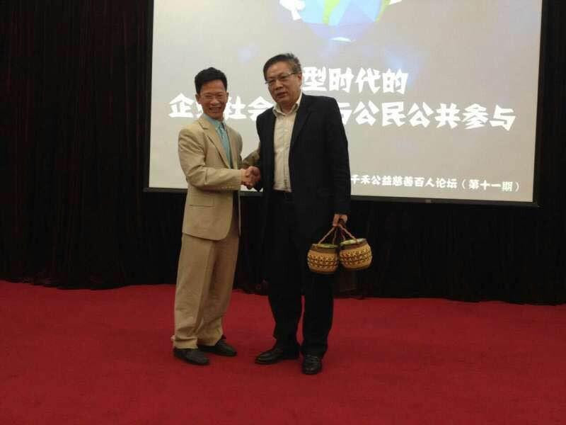 (圖為廣東碧云總裁溫繼優(yōu)與任志強合影)