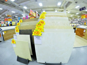 眼下,不少瓷磚品牌都在促銷。 眼下,不少瓷磚品牌都在促銷。