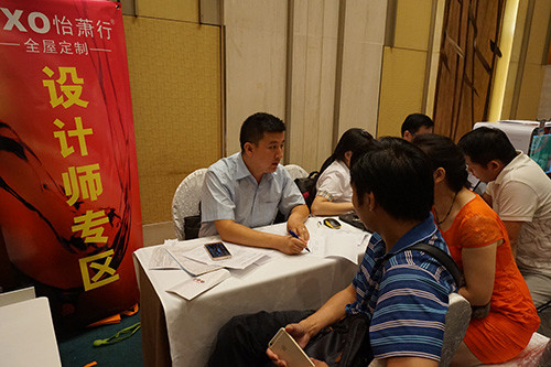 現(xiàn)場(chǎng)專業(yè)設(shè)計(jì)師為客戶服務(wù)