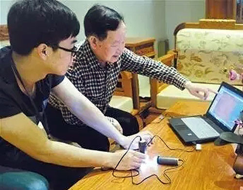 徐峰教授和工作人員正在為軟體沙發進行材質鑒定 徐峰教授和工作人員正在為軟體沙發進行材質鑒定