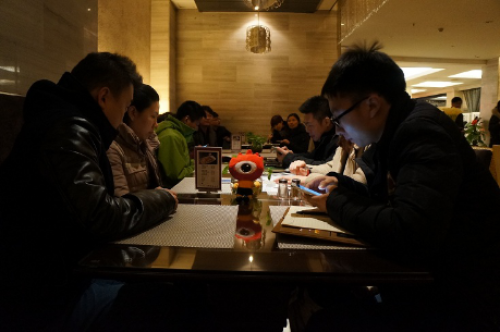 大家互相探討，準備著第二天的行動