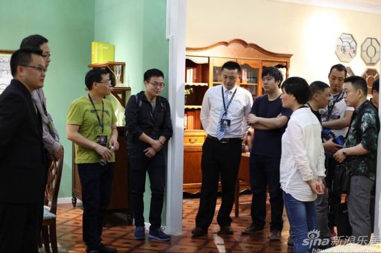 雙虎家私董事長尹顯建先生在展廳指導工作 雙虎家私董事長尹顯建先生在展廳指導工作
