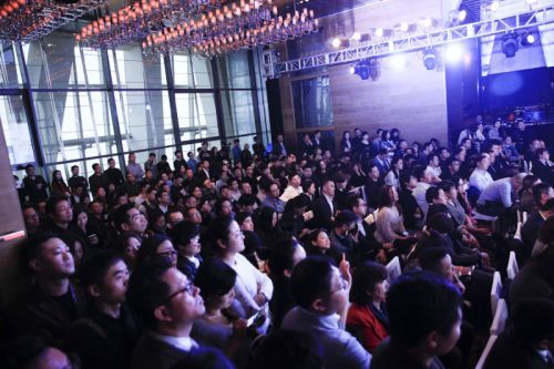 人多到“溢”出來的活動現(xiàn)場 人多到“溢”出來的活動現(xiàn)場