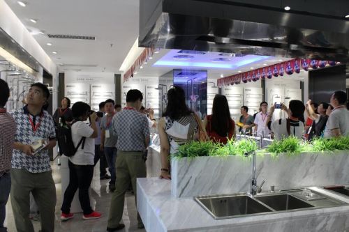百多位嘉賓參觀金牌衛(wèi)浴展廳,不時(shí)贊嘆 百多位嘉賓參觀金牌衛(wèi)浴展廳,不時(shí)贊嘆
