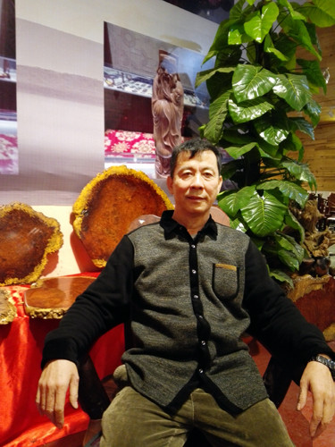 王錫強,在云南紅木圈中,被稱為“紅木癭子木之王”,在癭子木展示館前端坐,盡顯王者風范。 王錫強,在云南紅木圈中,被稱為“紅木癭子木之王”,在癭子木展示館前端坐,盡顯王者風范。