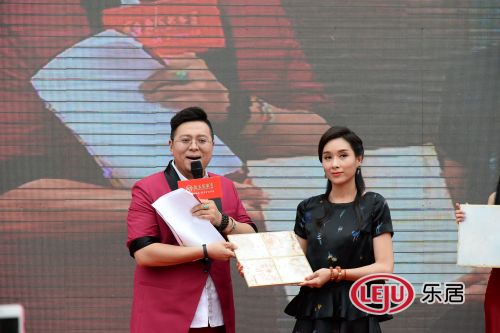 亞姐冠軍楊恭如對金玉名家瓷磚贊賞有加