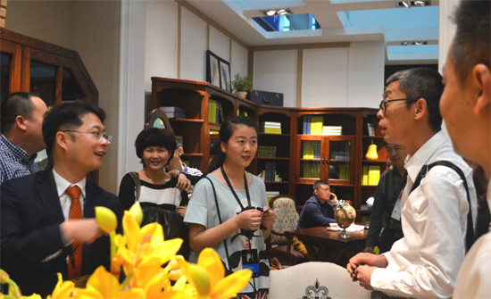 (賴氏家具展位客流如織)