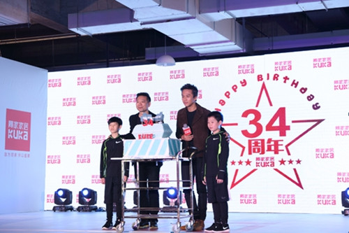 顧家家居董事長顧江生、鄧超和顧江生家人一起為顧家34周年慶生 顧家家居董事長顧江生、鄧超和顧江生家人一起為顧家34周年慶生