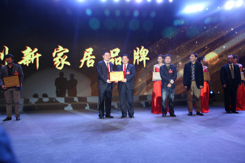 尤國忠董事長上臺領(lǐng)獎