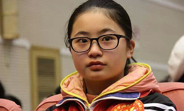 貧困學(xué)子認(rèn)真聽取演講