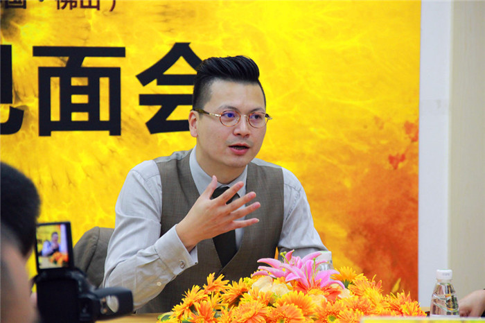 13、盧偉佳總裁在媒體見面會(huì)上回答記者提問(wèn)。.jpg