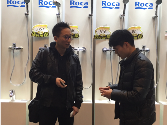 兌換到實惠大禮包的周先生在咨詢衛浴產品相關信息