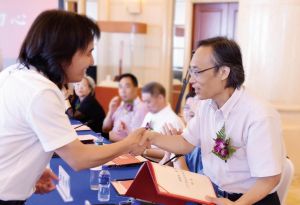 (工藝中國發起人黃小明大師向中國藝術研究院副院長呂品田頒發聘書) (工藝中國發起人黃小明大師向中國藝術研究院副院長呂品田頒發聘書)