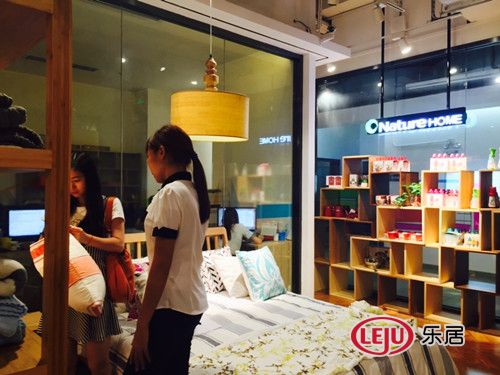 年輕消費者參觀大自然家居O2O體驗館