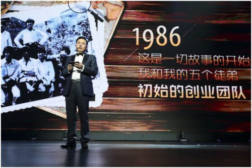 車建新發表開場致辭，宣布紅星美凱龍將實施1001戰略