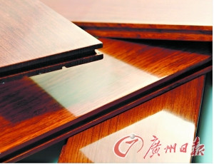 購(gòu)買(mǎi)實(shí)木地板最好在單據(jù)上注明樹(shù)種名稱(chēng)。(圖文無(wú)關(guān))