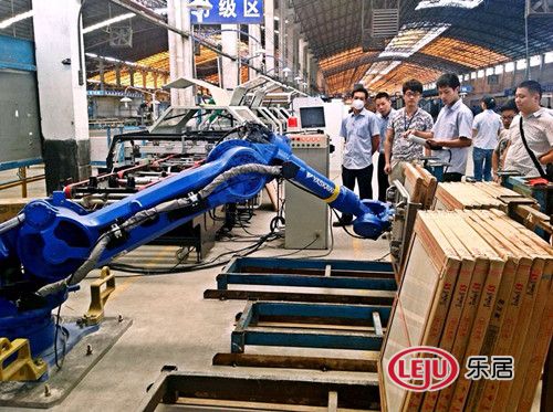 新明珠祿步工業(yè)園第一臺(tái)碼磚“機(jī)器人”正在工作 新明珠祿步工業(yè)園第一臺(tái)碼磚“機(jī)器人”正在工作