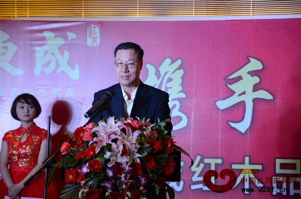 中國家具協會副理事長劉金良表示,東成紅木的品牌發展,是中國紅木家具品牌轉型升級中的突出代表