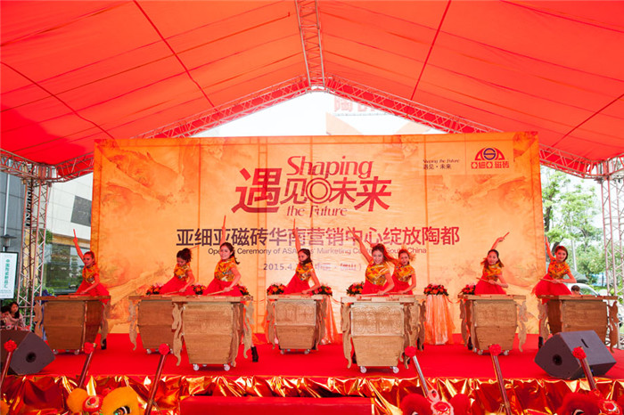 3、充滿氣勢(shì)的擊鼓開場(chǎng)舞!.jpg