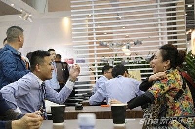 愉快交談，我們充滿信心，干勁十足