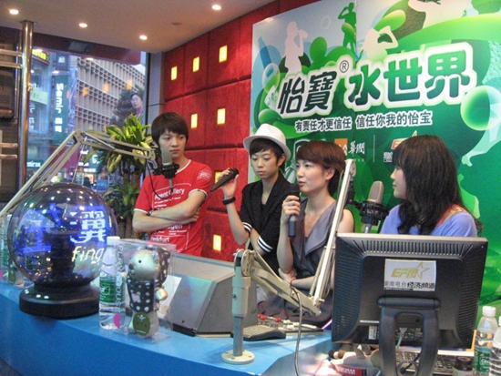 2010年|第二代E空間戶外直播室室內主持臺實景圖