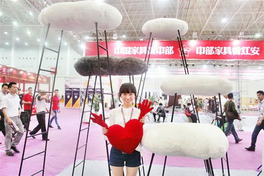 畢業設計不能當擺設 家具展上熱銷數萬元